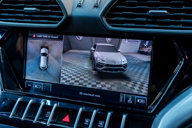 LAMBORGHINI URUS