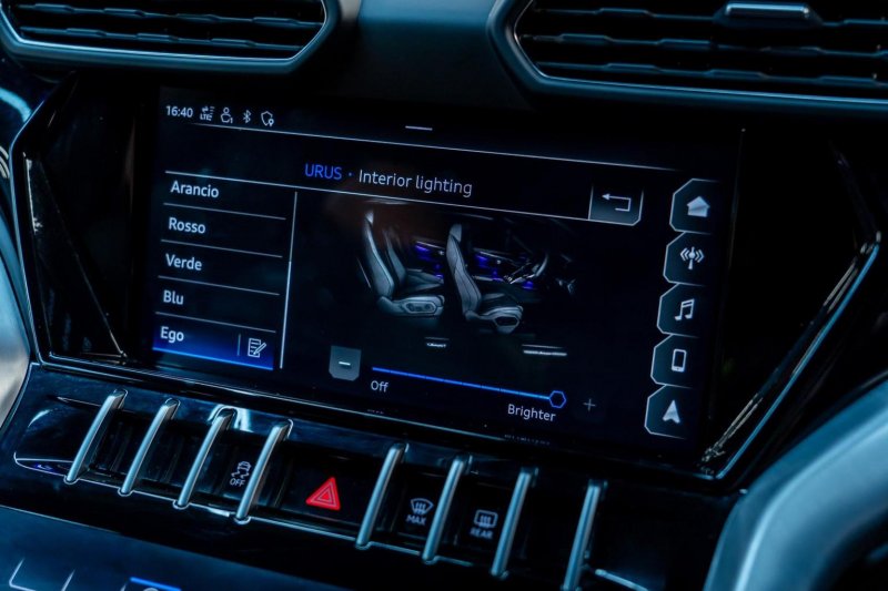 LAMBORGHINI URUS