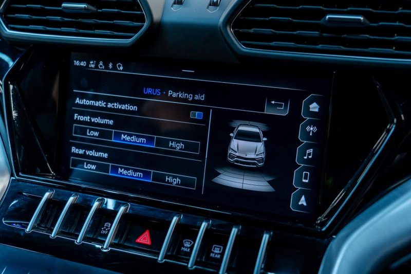 LAMBORGHINI URUS