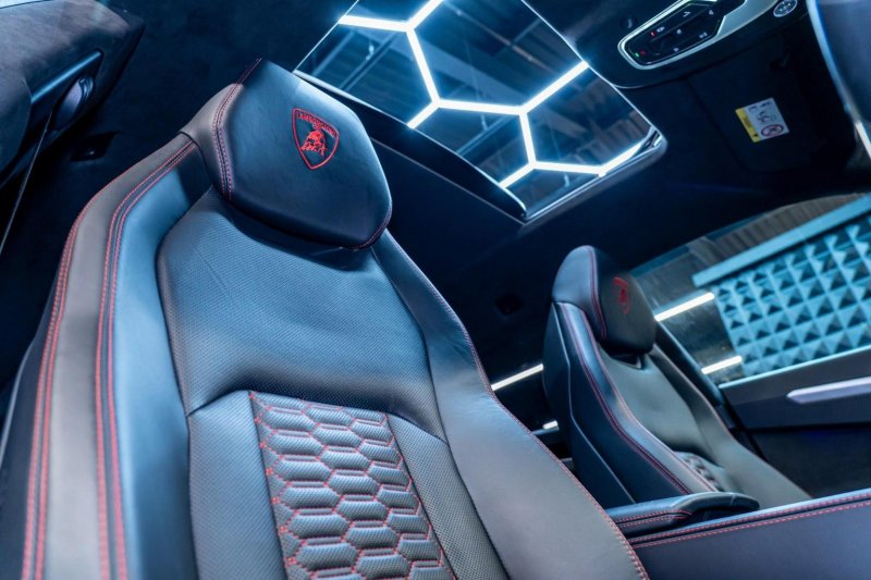 LAMBORGHINI URUS