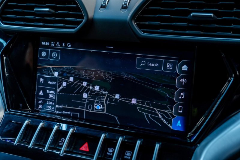 LAMBORGHINI URUS