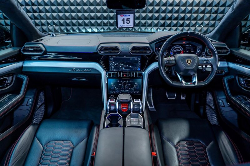 LAMBORGHINI URUS