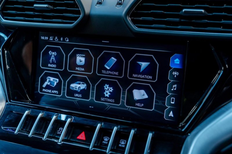 LAMBORGHINI URUS