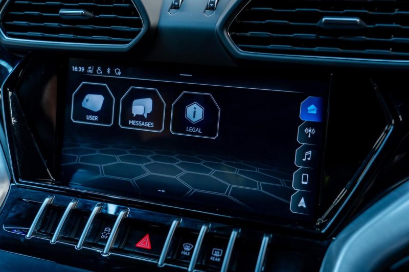 LAMBORGHINI URUS