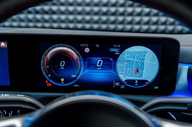 MERCEDES-BENZ CLA