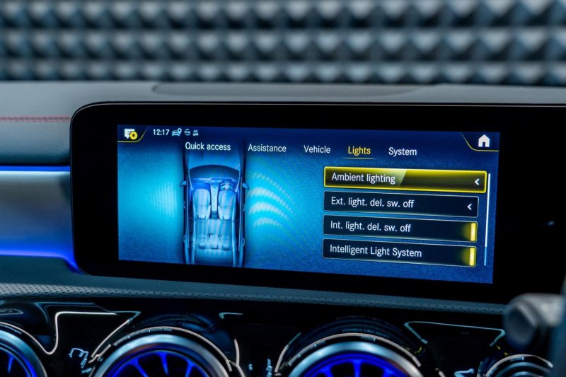 MERCEDES-BENZ CLA