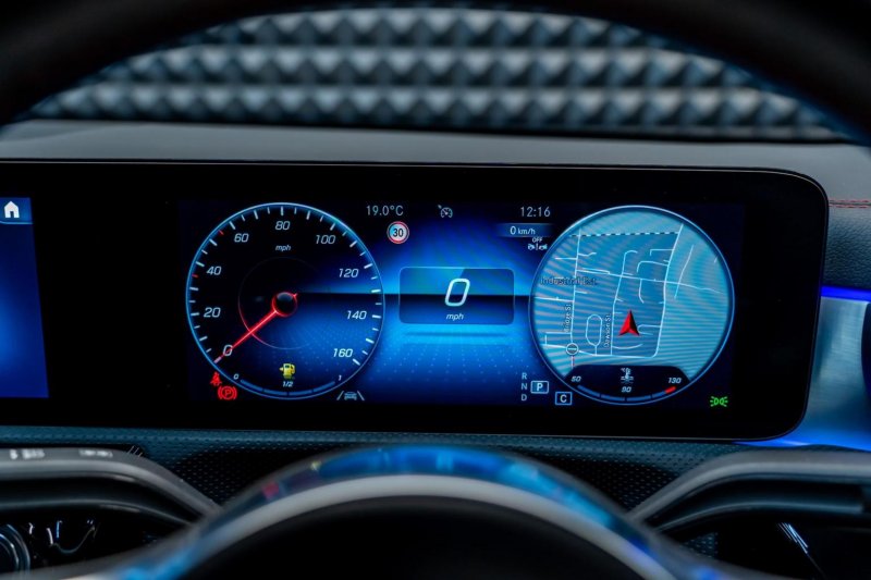 MERCEDES-BENZ CLA