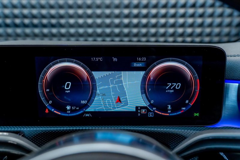 MERCEDES-BENZ CLA