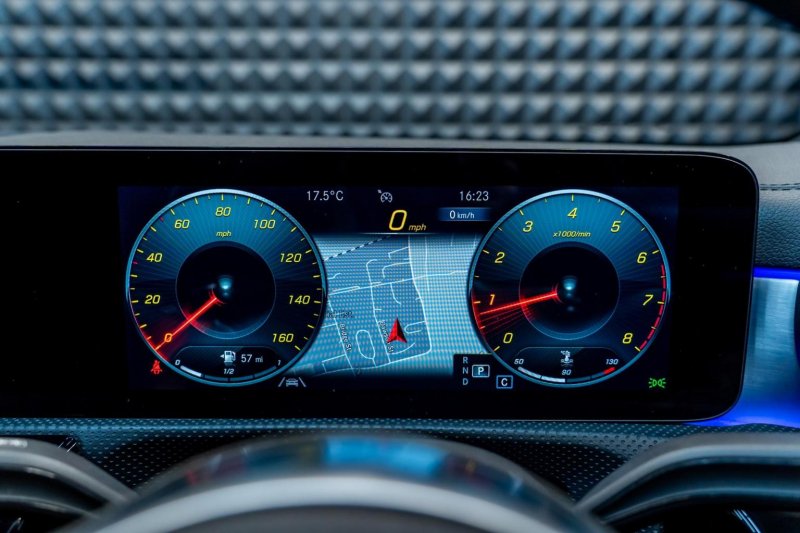 MERCEDES-BENZ CLA