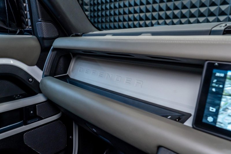LAND ROVER DEFENDER 110