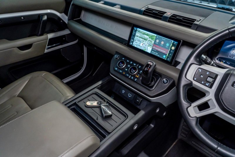 LAND ROVER DEFENDER 110