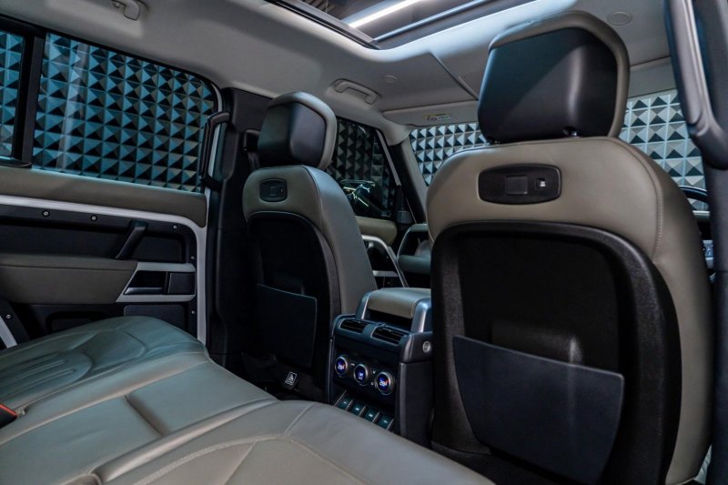 LAND ROVER DEFENDER 110