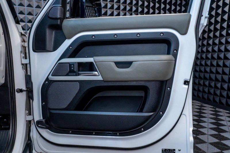 LAND ROVER DEFENDER 110