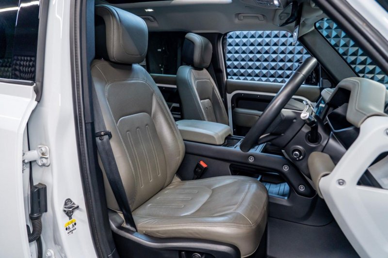 LAND ROVER DEFENDER 110