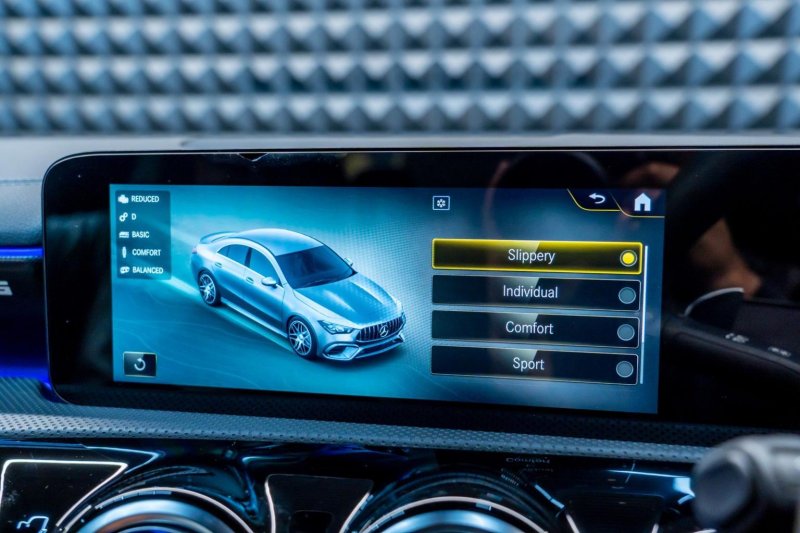 MERCEDES-BENZ CLA