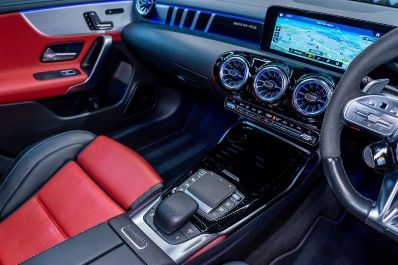 MERCEDES-BENZ CLA